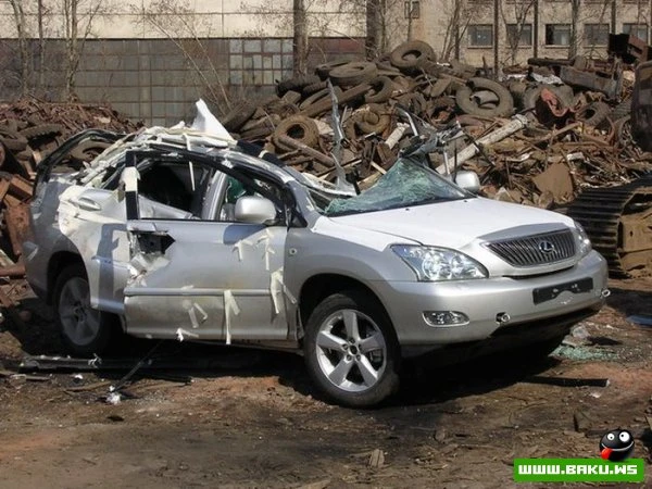 Уничтожения Lexus RX350 (17 фото)