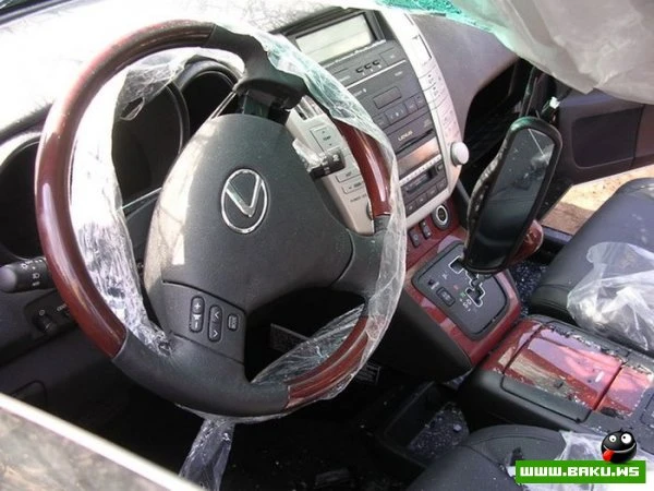 Уничтожения Lexus RX350 (17 фото)