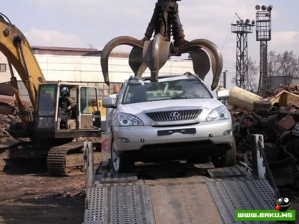 Уничтожения Lexus RX350 (17 фото)