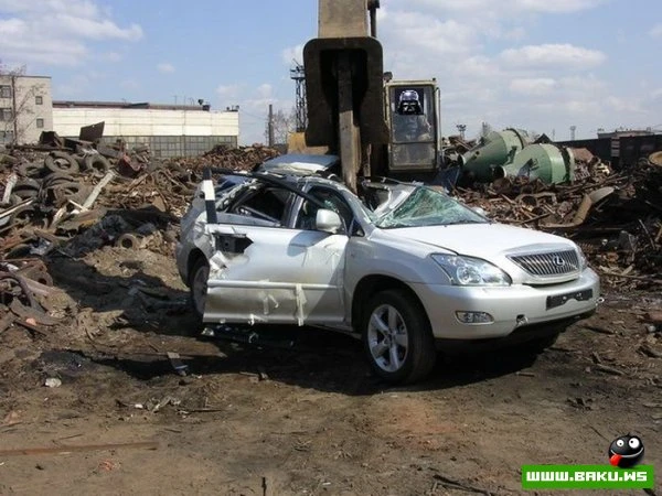 Уничтожения Lexus RX350 (17 фото)