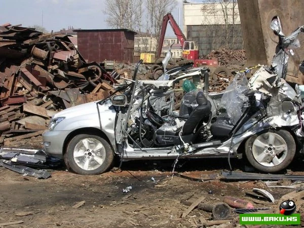 Уничтожения Lexus RX350 (17 фото)