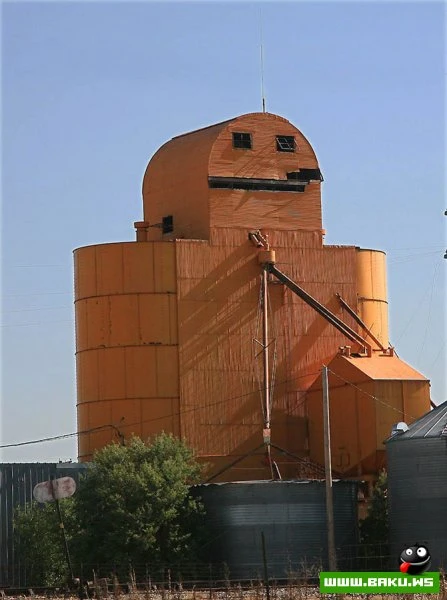 Забавные лица зданий