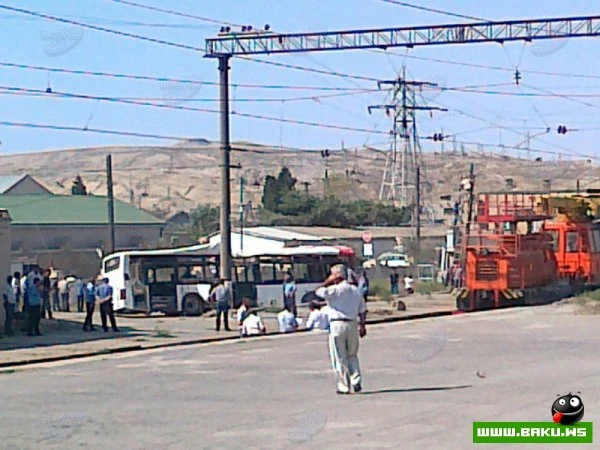 В Баку поезд протаранил пассажирский автобус: ранен 41 человек, есть жертвы [видео]