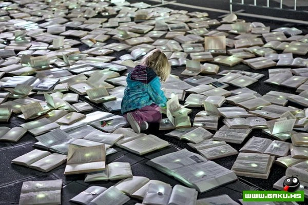 Река из книг в Мельбурне