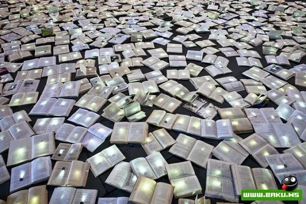 Река из книг в Мельбурне