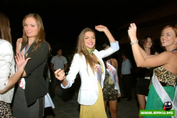 Конкурсантки Miss Civilization на вечеринке в Баку