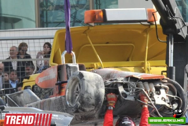 Автомобиль бразильского гонщика попал в аварию во время финального заезда “Formula 1” в Баку