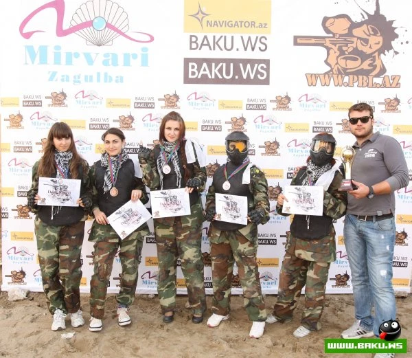 20 Бакинских красавиц раскрасили друг-друга краской
