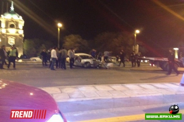 На одном из центральных проспектов Баку столкнулись бетономешалка и ВАЗ