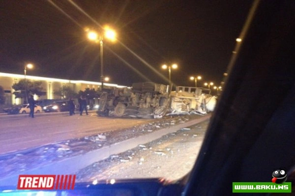 На одном из центральных проспектов Баку столкнулись бетономешалка и ВАЗ