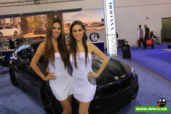 Американские девушки с выставки SEMA 2012