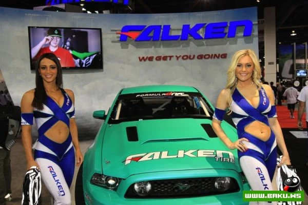 Американские девушки с выставки SEMA 2012