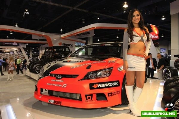 Американские девушки с выставки SEMA 2012