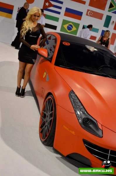 Американские девушки с выставки SEMA 2012