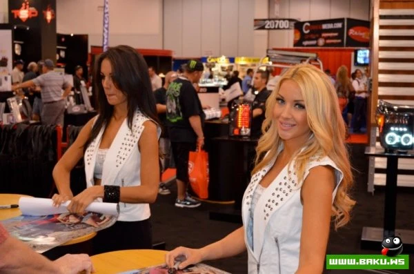 Американские девушки с выставки SEMA 2012