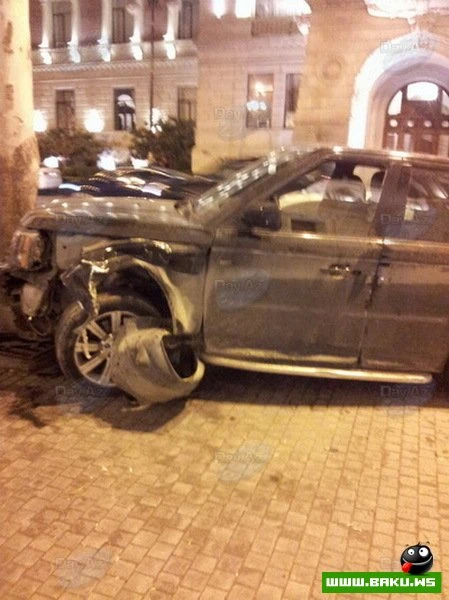В центре Баку тяжелое ДТП: Range Rover сбил женщину и врезался в дерево