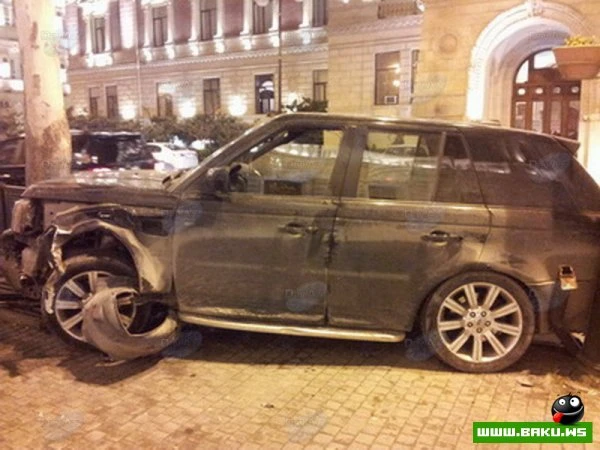 В центре Баку тяжелое ДТП: Range Rover сбил женщину и врезался в дерево
