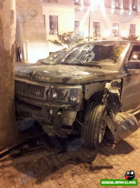 В центре Баку тяжелое ДТП: Range Rover сбил женщину и врезался в дерево