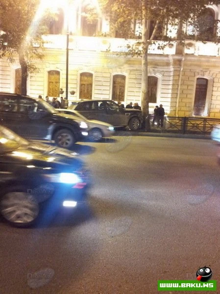 В центре Баку тяжелое ДТП: Range Rover сбил женщину и врезался в дерево