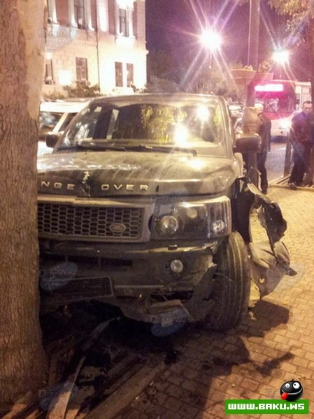 В центре Баку тяжелое ДТП: Range Rover сбил женщину и врезался в дерево