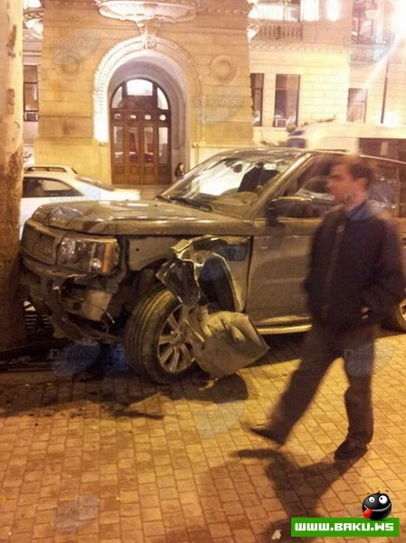 В центре Баку тяжелое ДТП: Range Rover сбил женщину и врезался в дерево