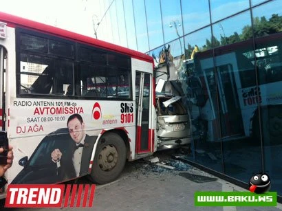 В Баку автобус, врезавшись в Tоyota Prado, протаранил стадион, есть раненые