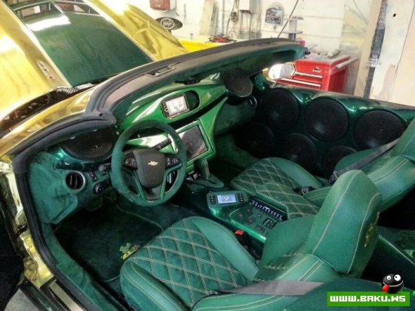 Золотое Chevrolet Camaro King ZL1 и 30-дюймовые колеса