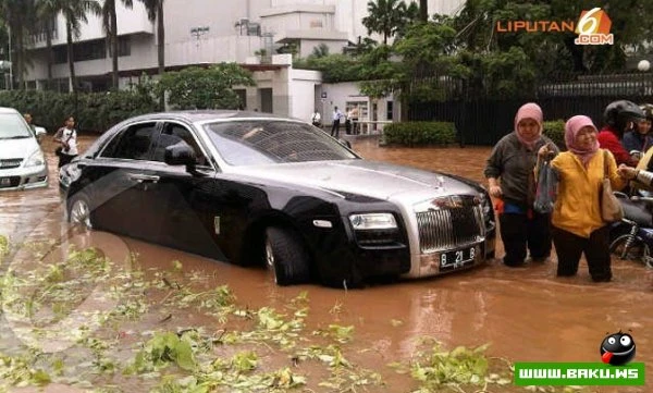 Rolls-Royce Ghost: лицом к лицу с наводнением в Индонезии [фото]