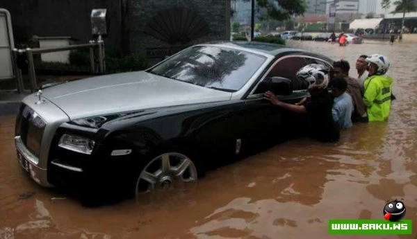Rolls-Royce Ghost: лицом к лицу с наводнением в Индонезии [фото]
