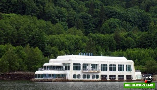 Заброшенный МакДональдс на барже, построенный для EXPO 86