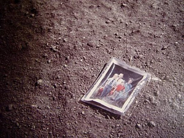 Семейное фото астронавта Аполлон-16 пролежало на Луне 40 лет