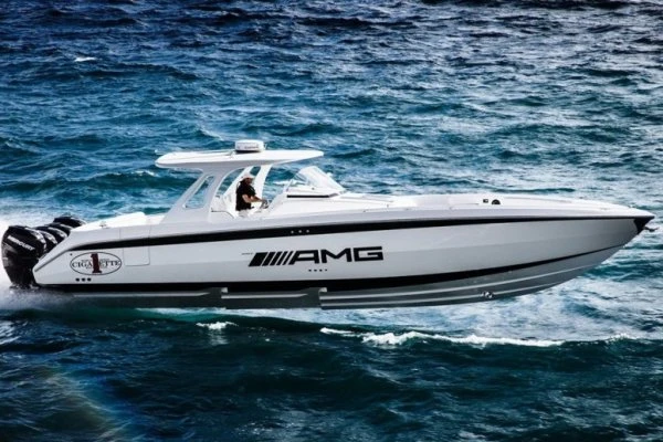 Mercedes AMG выпустило 2200-сильный катер с электроприводом SLS