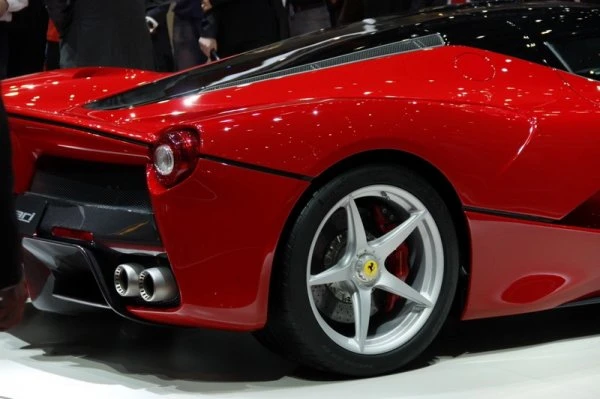 Ferrari создал самое мощное гибридное авто в истории