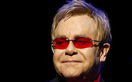 Элтон Джон снял номер в гостинице для своих очков