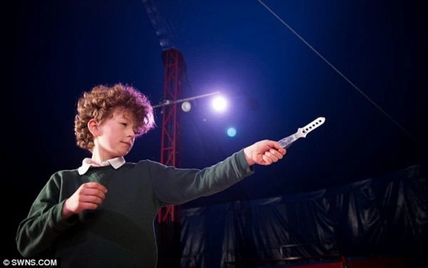 10-летний мальчик метает острые ножи в мать