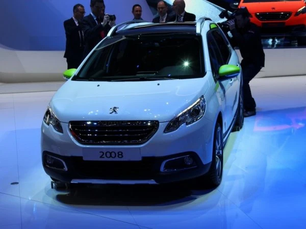 В Женеве впервые представили Peugeot 2008