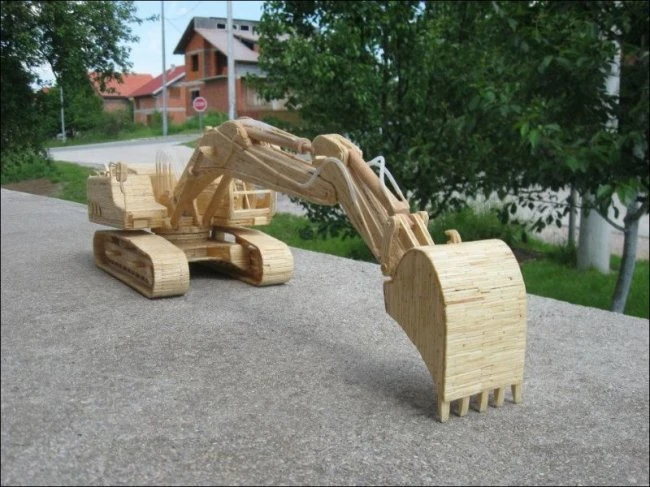 Деревянные скульптуры из спичек