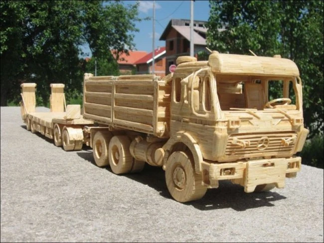 Деревянные скульптуры из спичек