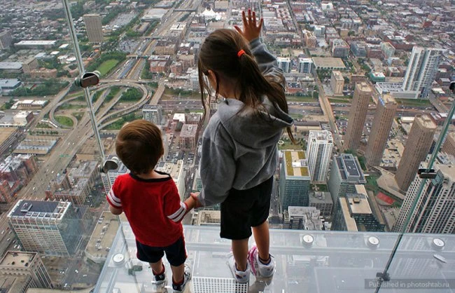 Стеклянный балкон на небоскребе Sears Towerео (видео)