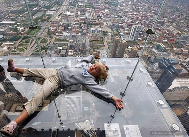 Стеклянный балкон на небоскребе Sears Towerео (видео)