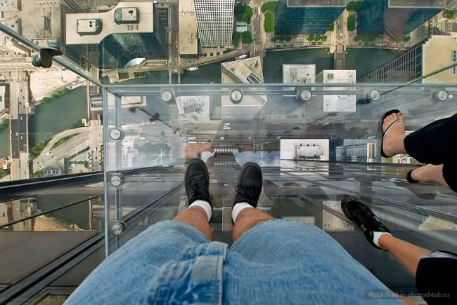 Стеклянный балкон на небоскребе Sears Towerео (видео)