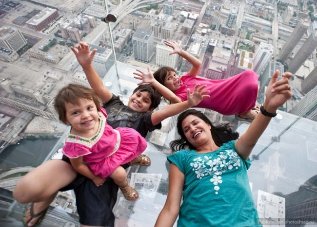Стеклянный балкон на небоскребе Sears Towerео (видео)