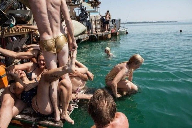 Плоты из мусора путешествуют по Европе