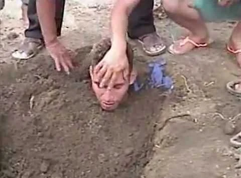 В парня 4 раза подряд ударила молния (видео)