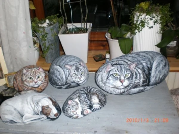 Коты из камней