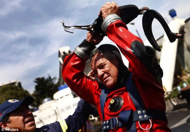 Каждый день на протяжении 30 лет мужчина погружается в фекалии