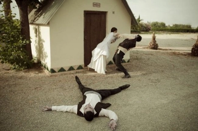 В чем смысл этой свадебной фотосессии?