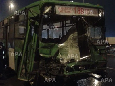 В Баку автобус стал участником цепной аварии, есть пострадавшие
