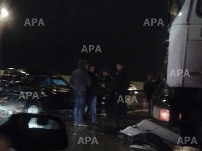 В Баку автобус стал участником цепной аварии, есть пострадавшие