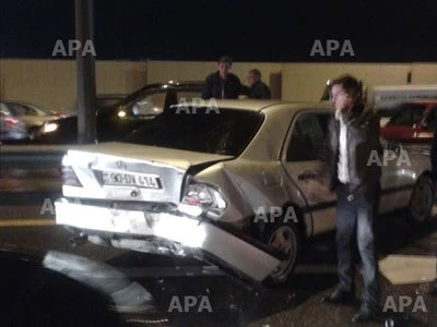 В Баку автобус стал участником цепной аварии, есть пострадавшие